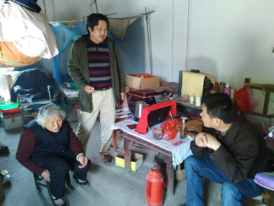 圖2：縣檔案局局長劉大才（右一）與七里塘鄉(xiāng)孫集村貧困戶進(jìn)行交談，了解該貧困戶基本情況_副本.jpg