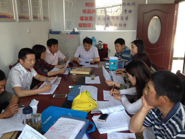 界牌集鎮王炳全書記在徐小村檢查扶貧材料600.jpg 界牌集鎮王炳全書記在徐小村檢查扶貧材料600.jpg