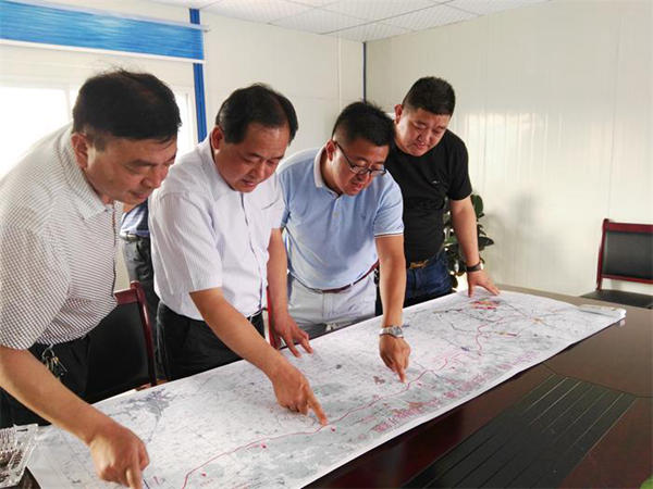 萬瑞健調(diào)研北沿山公路建設(shè)_600.jpg