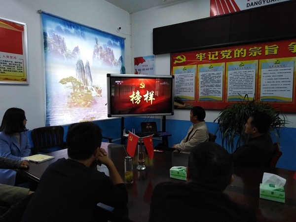 勝利學校收看《榜樣4》_副本.jpg