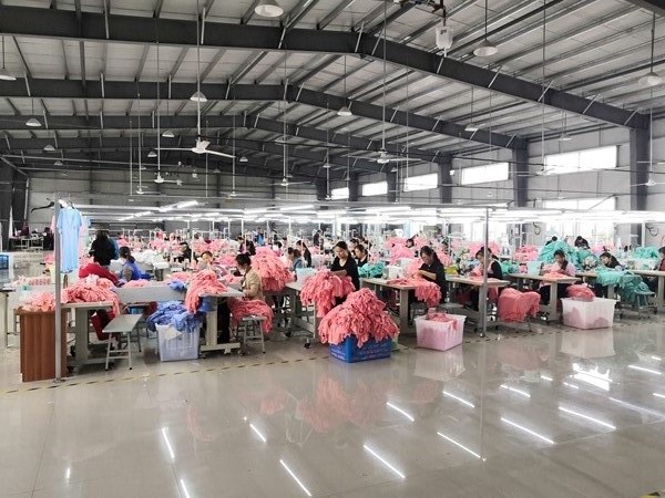 滁州市定遠縣朱灣鎮(zhèn)雍圩村扶貧車間聯(lián)系頡良服裝公司入駐運行生產(chǎn)針織類服裝吸納當?shù)貑T工67多人人均增收2萬元以上直接增加村級集體經(jīng)濟收入10.6萬元_看圖王.jpg